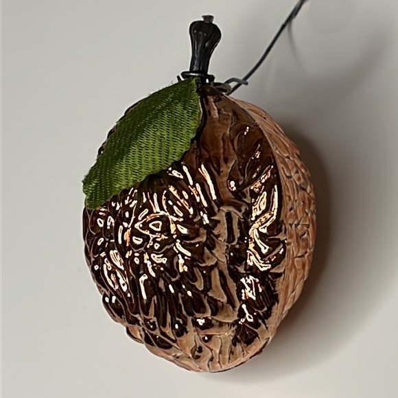 🎄Gold / Brass Walnut Shaped Ornament 🎄 - Picture 2 of 8